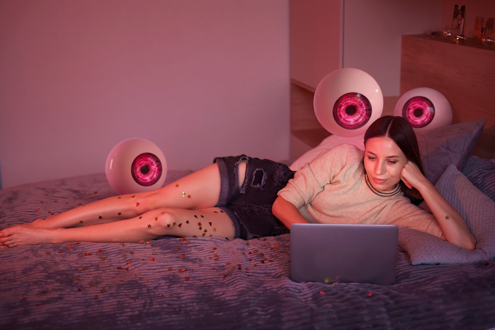 Человек в депрессии сидит перед экраном компьютера с грустным выражением лица