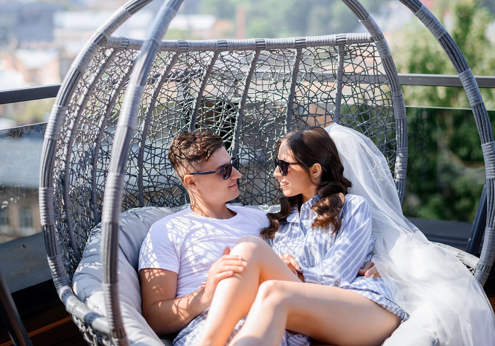 Безопасное свидание в людном кафе на курорте