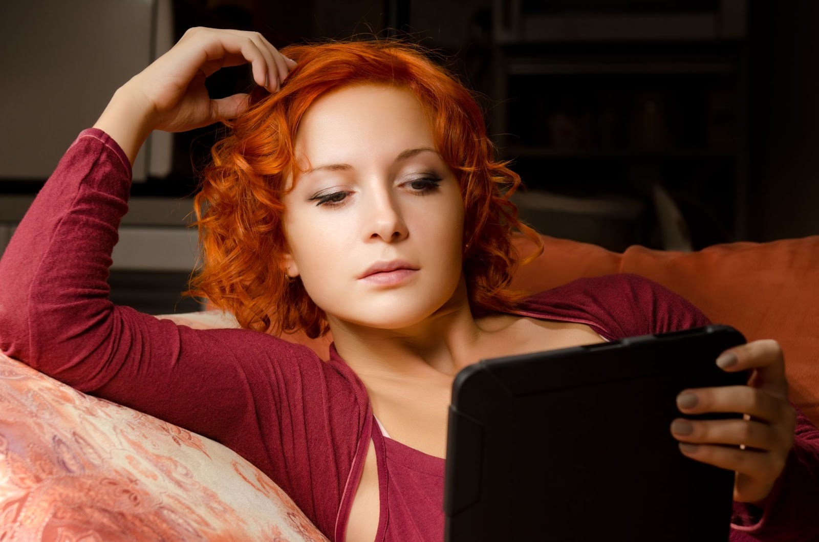 Человек в депрессии сидит перед экраном компьютера с грустным выражением лица