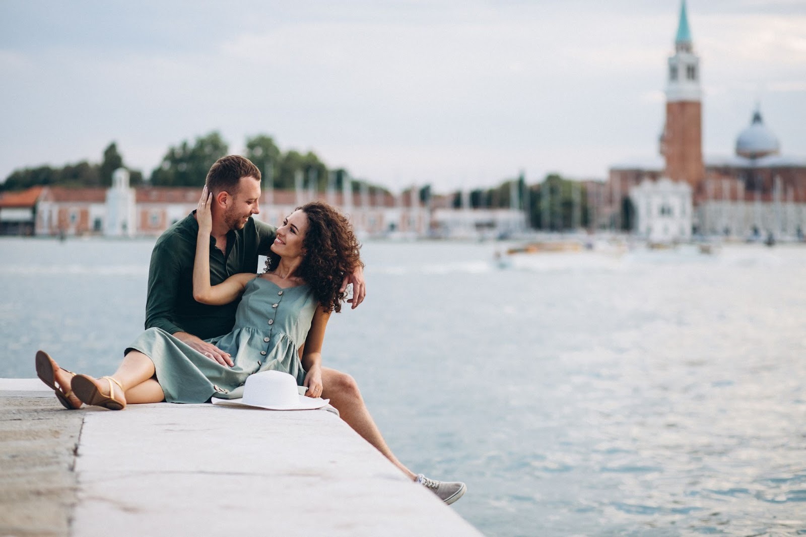 Туристы прогуливаются по вечернему городу в поисках развлечений
