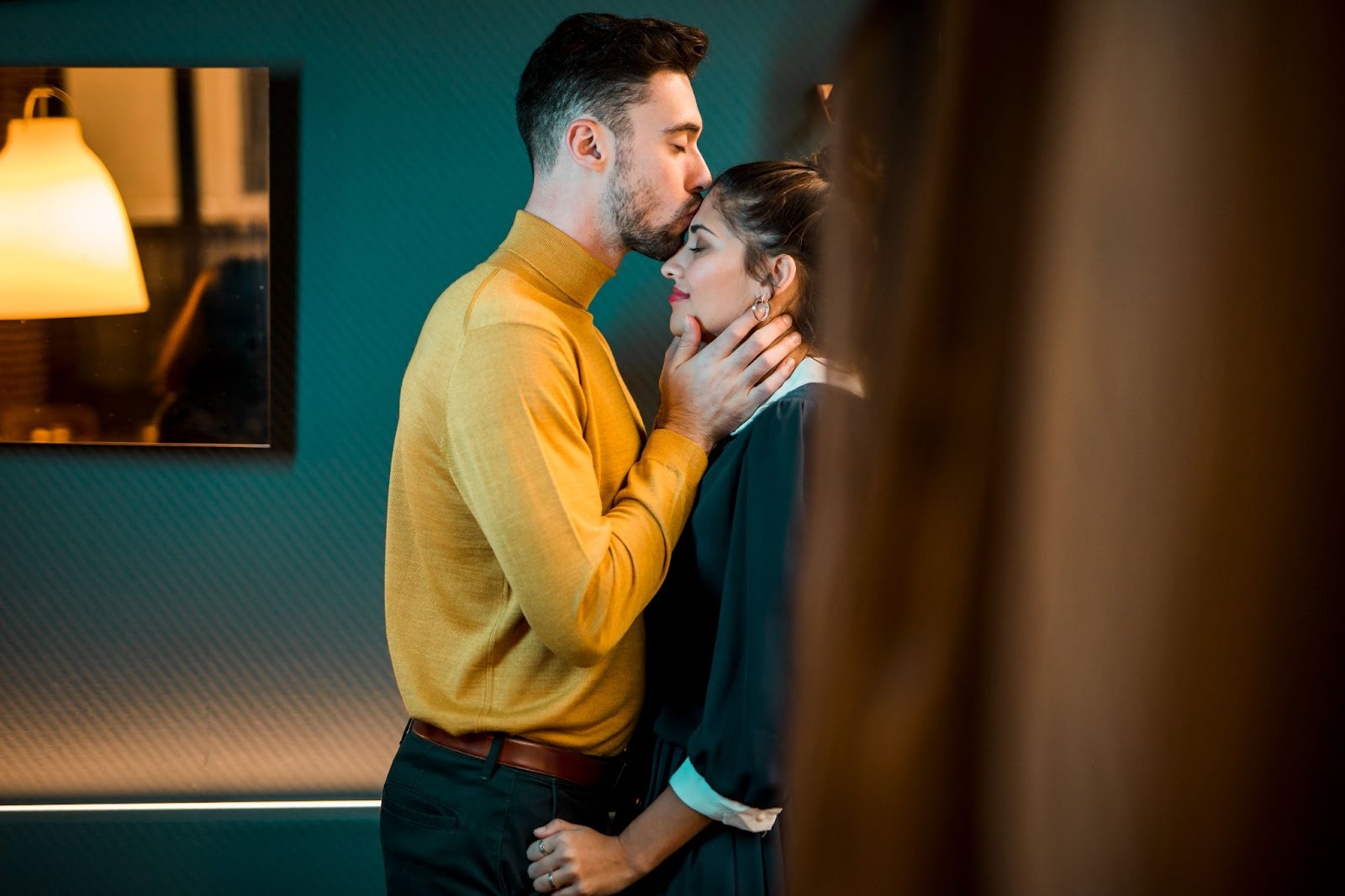 Романтическое свидание в уютном кафе с приглушенным светом