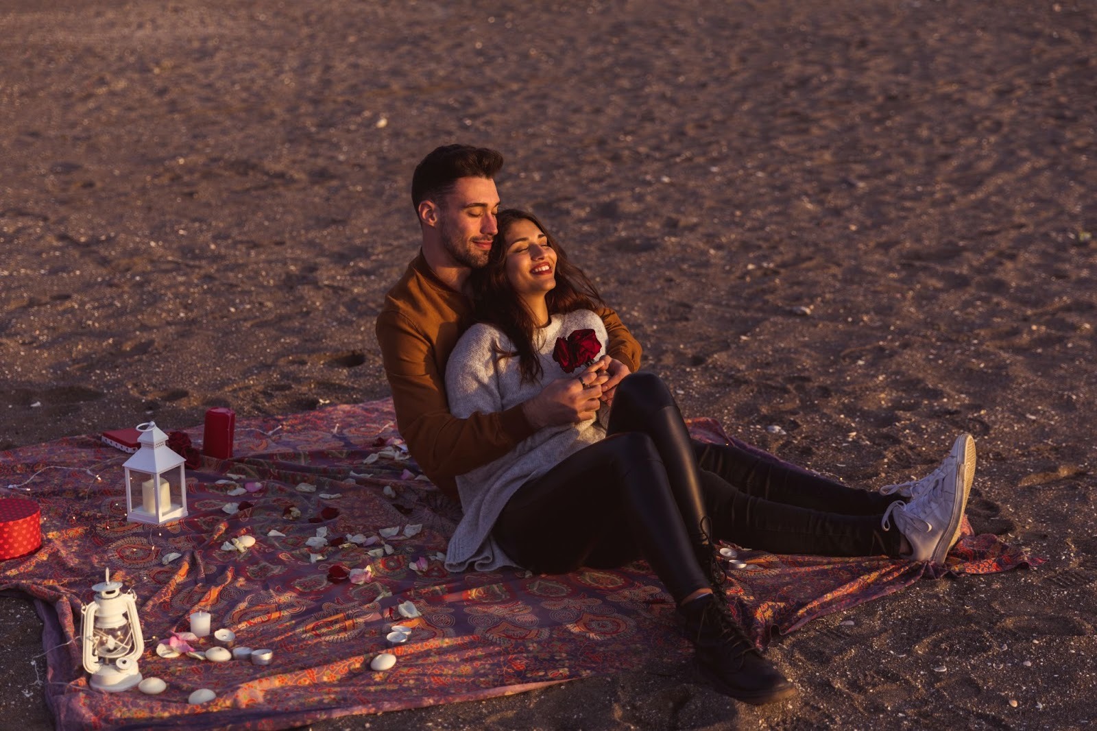 Романтический ужин на пляже во время отпуска