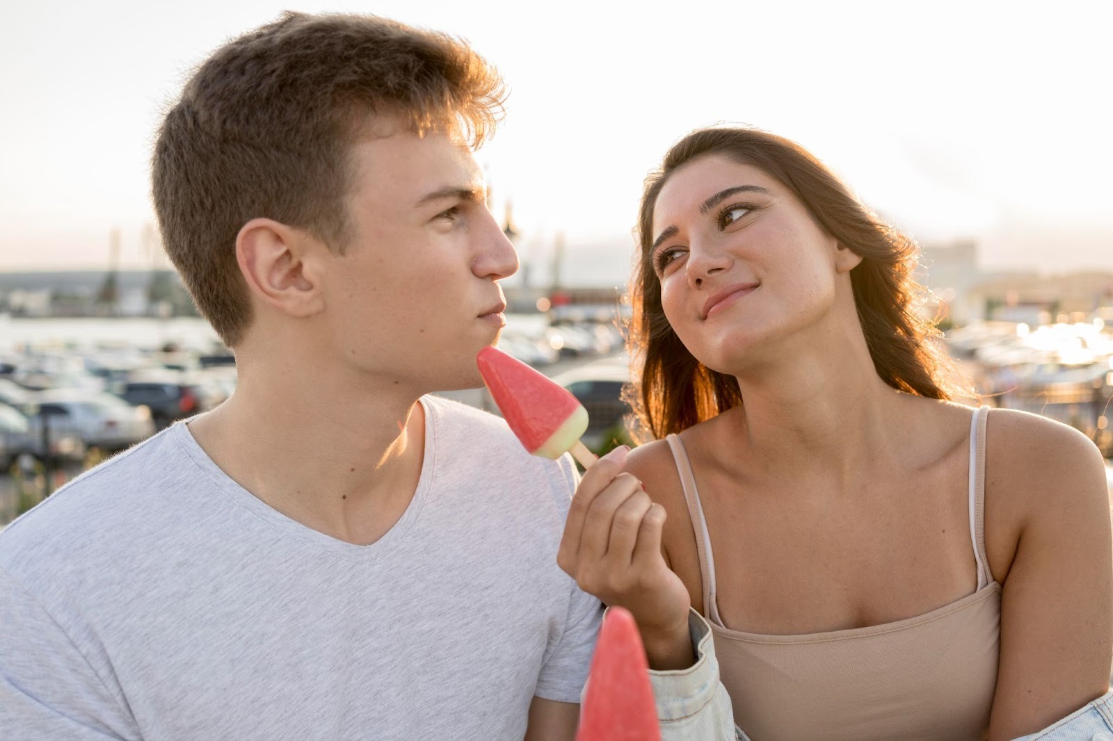 Молодая пара обменивается взглядами и улыбками на романтическом свидании