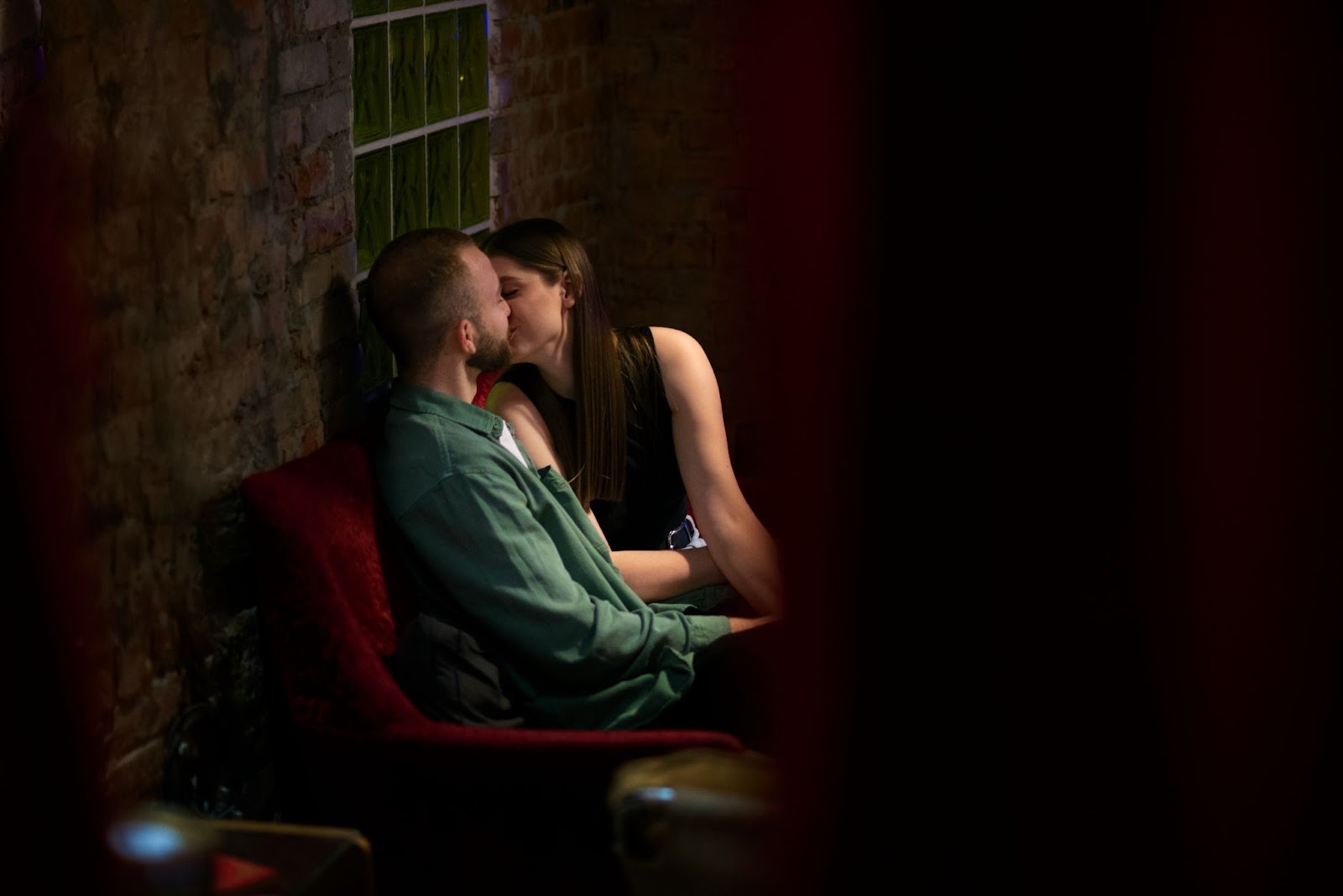 Нежные прикосновения и поцелуи во время прелюдии