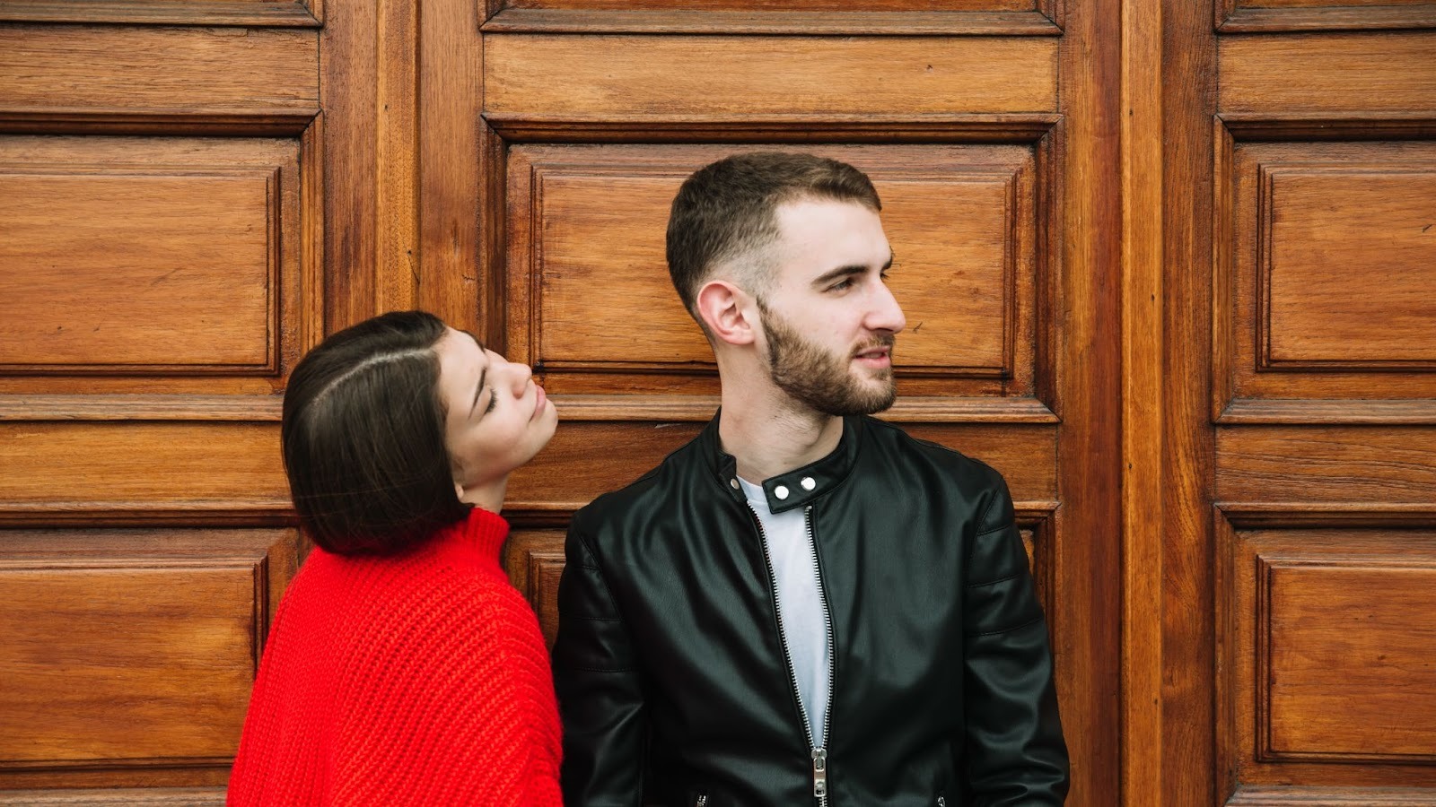 Молодая женщина в окружении мужской компании