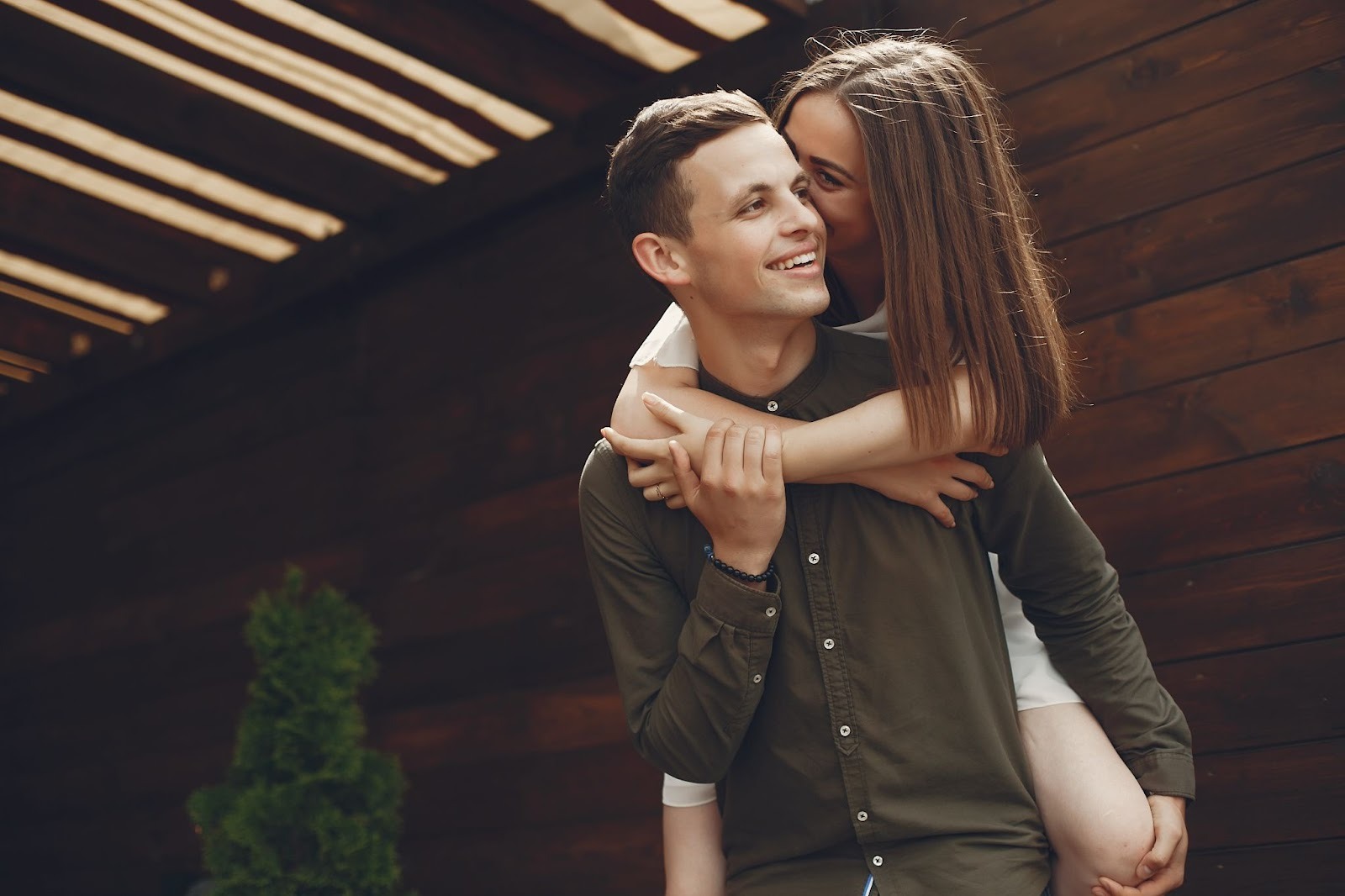 Счастливая пара держится за руки показывая важность тактильного контакта в отношениях
