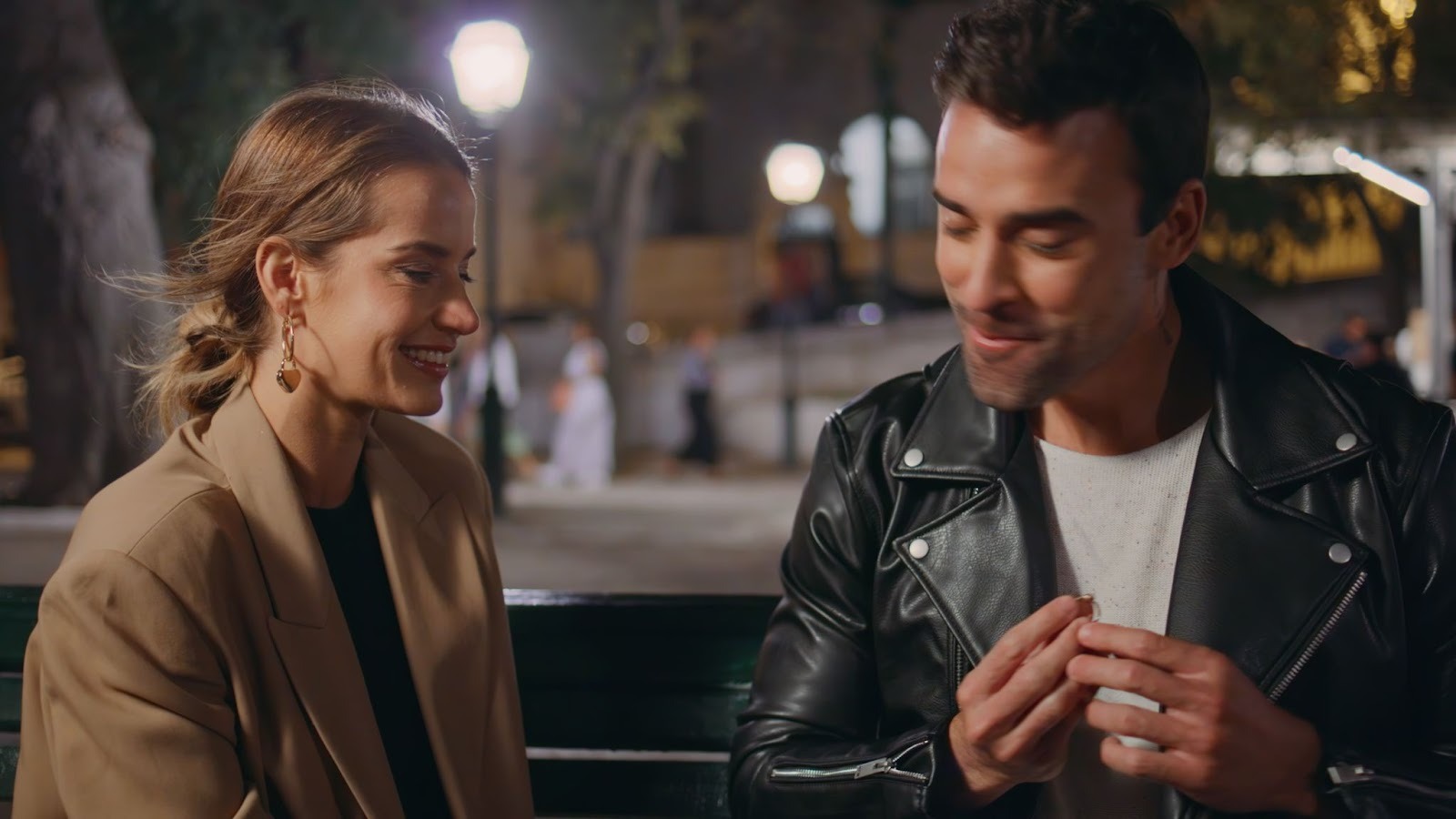 Язык тела мужчины перед поцелуем - наклон корпуса вперёд