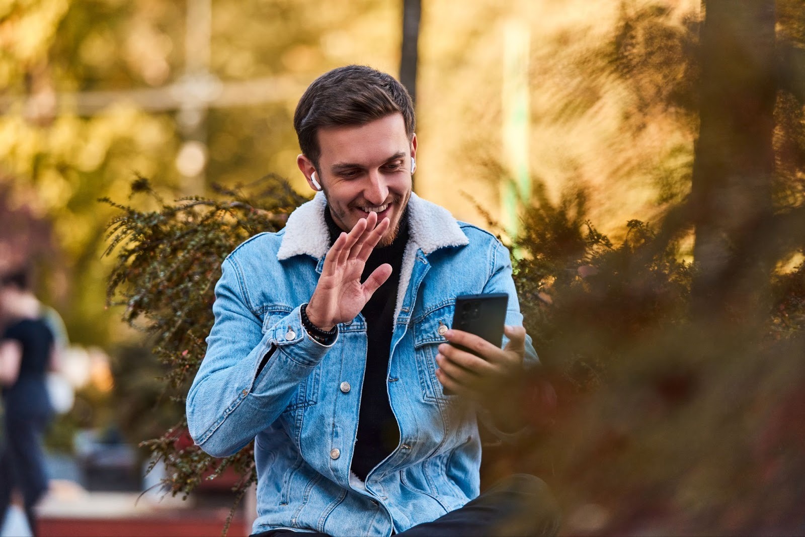 Парень пишет интересные вопросы девушке в переписке на смартфоне