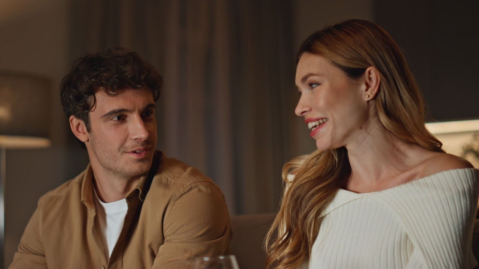 Человек с улыбкой отвечает на оригинальный вопрос 