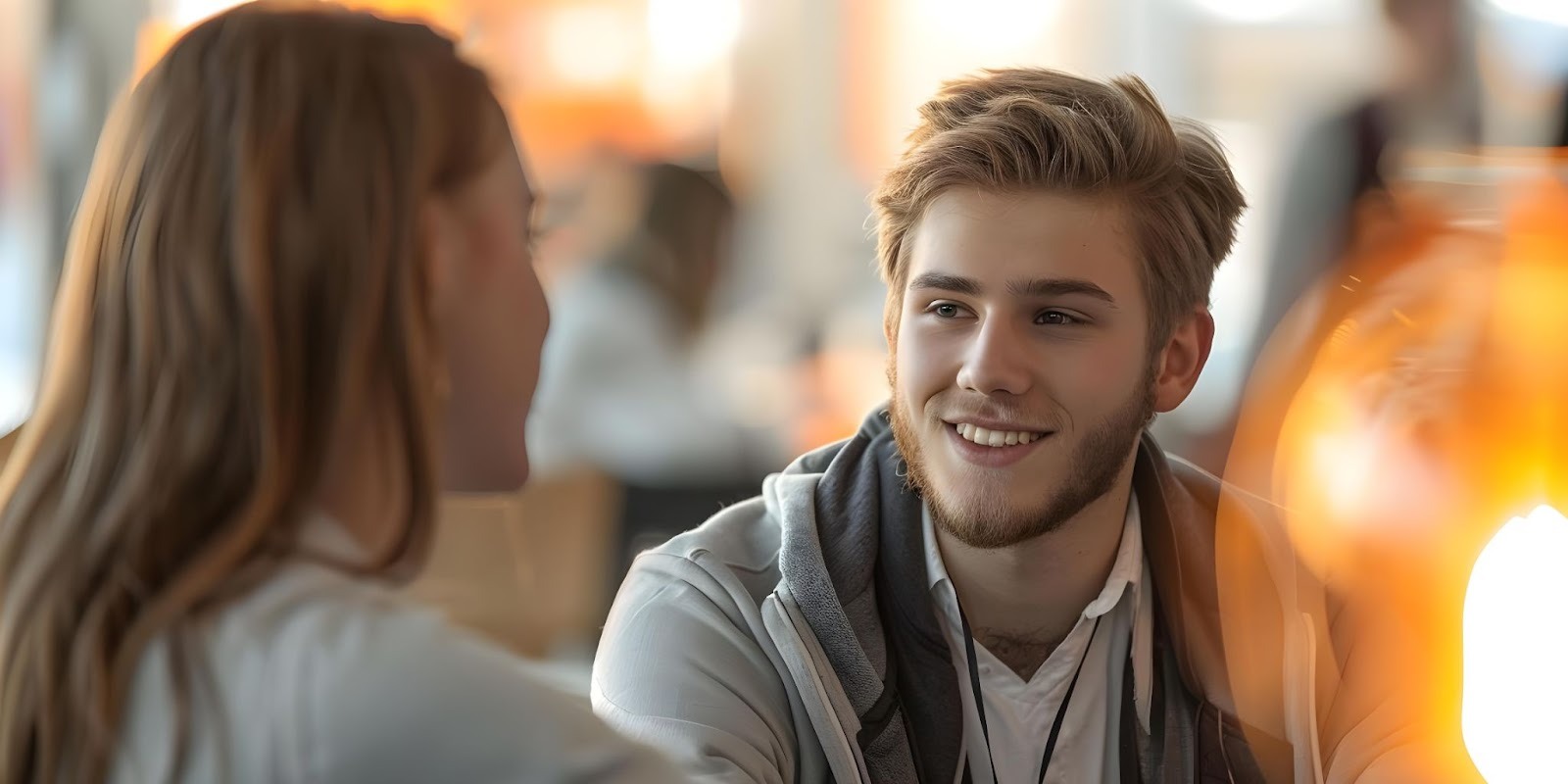 Парень и девушка ведут живой интересный диалог вместо шаблонных фраз
