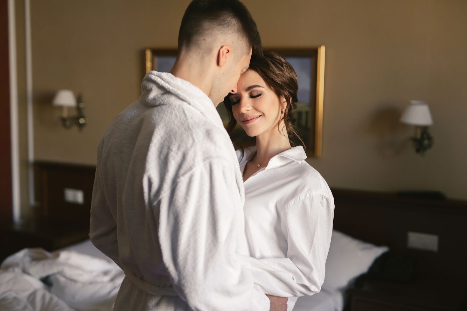 Нежные прикосновения и объятия пары перед первым сексом