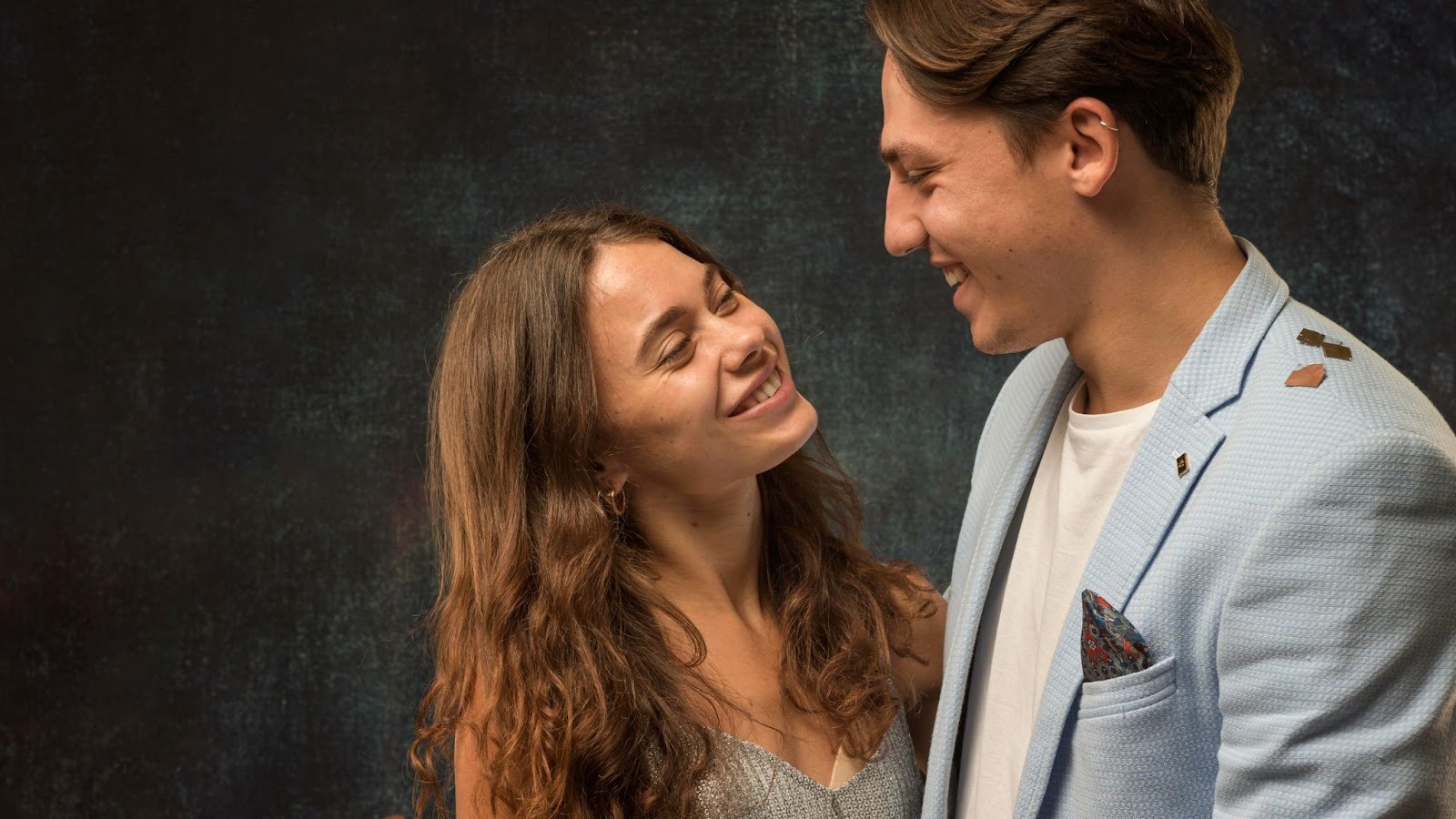 Девушка делает комплимент парню во время непринужденной беседы