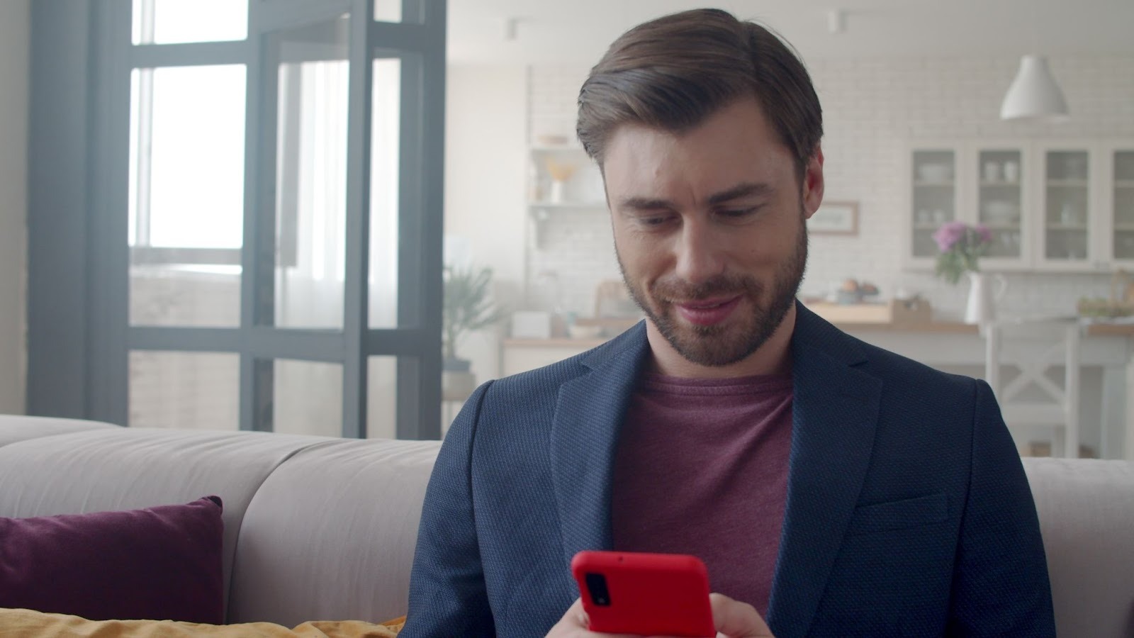 Парень создает привлекательный профиль на сайте знакомств
