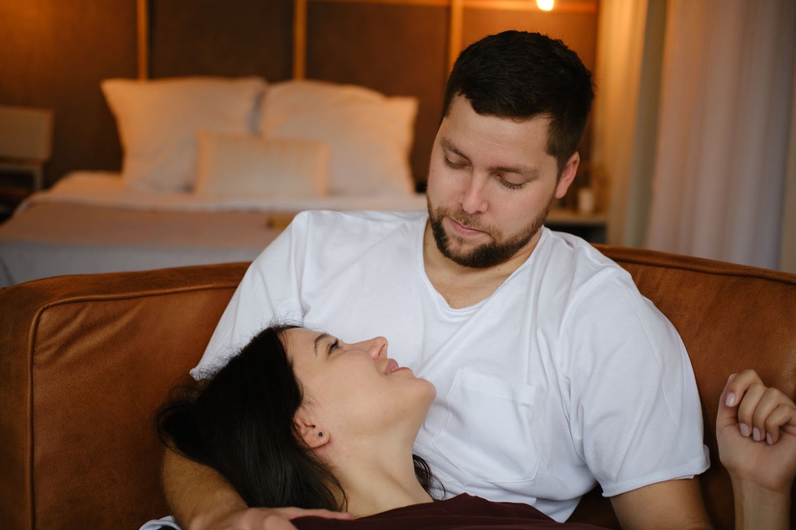 Молодые люди ведут игривую беседу с сексуальным подтекстом