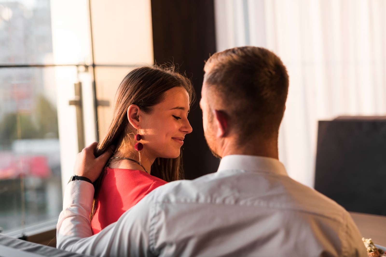 Пара обменивается взглядами и улыбками на вечеринке