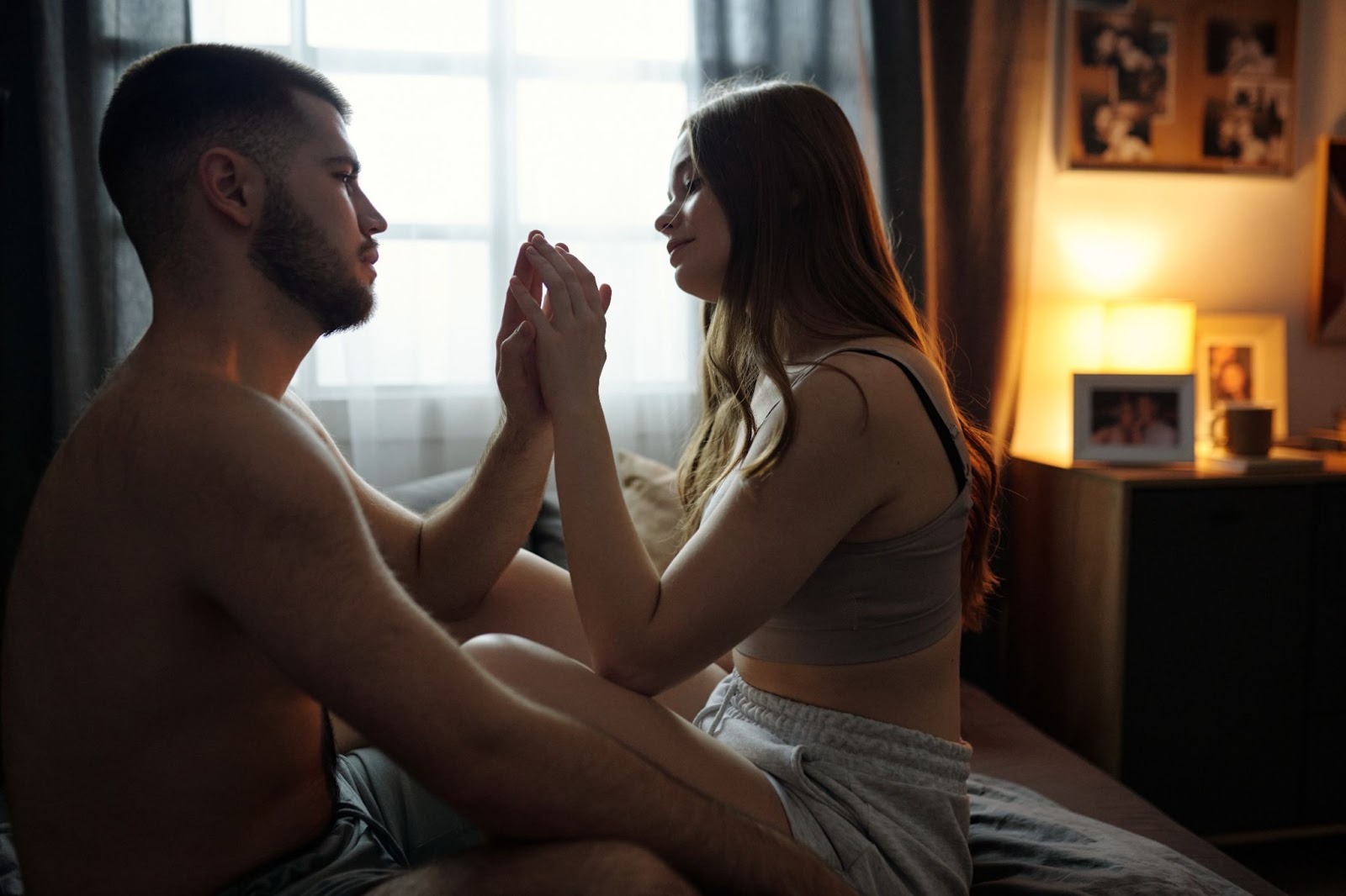 Романтическая пара на диване обсуждает фантазии и желания