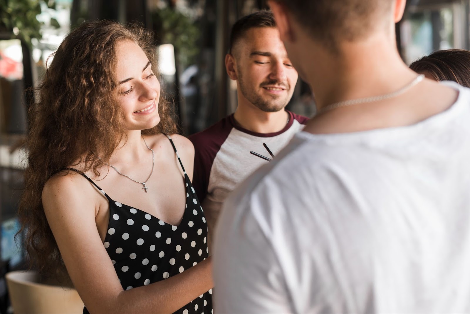 Пара флиртует в книжном магазине, обсуждая общие интересы