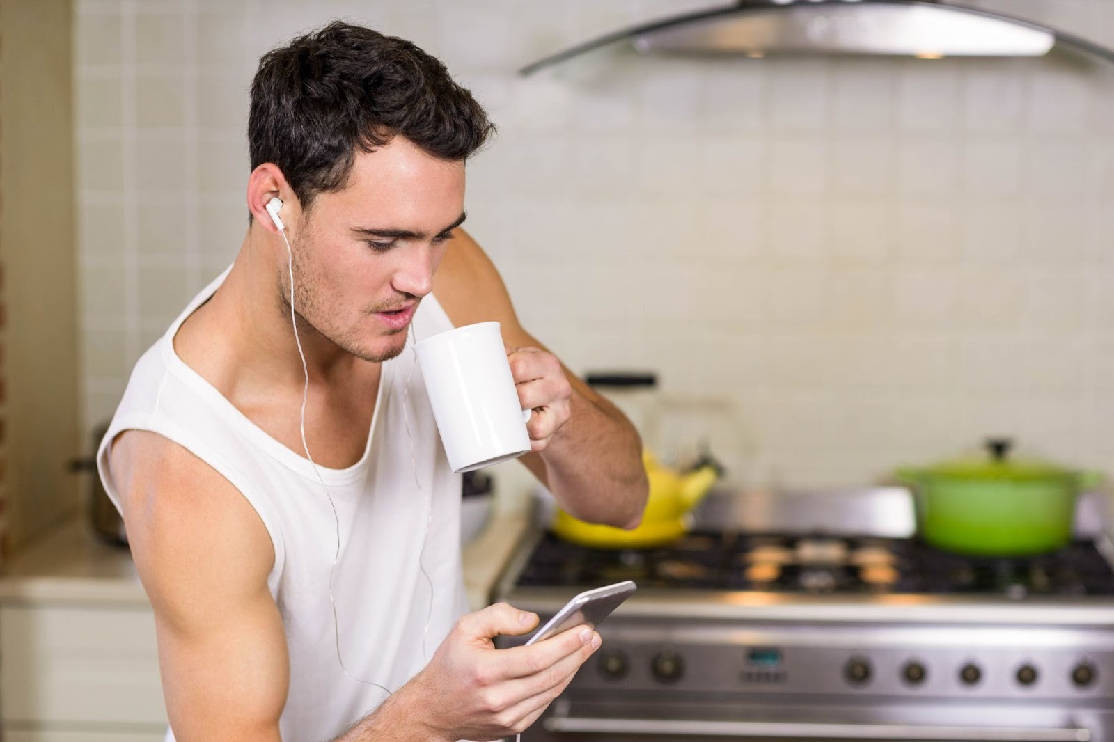 Молодой человек пишет сообщение девушке с игривым выражением лица