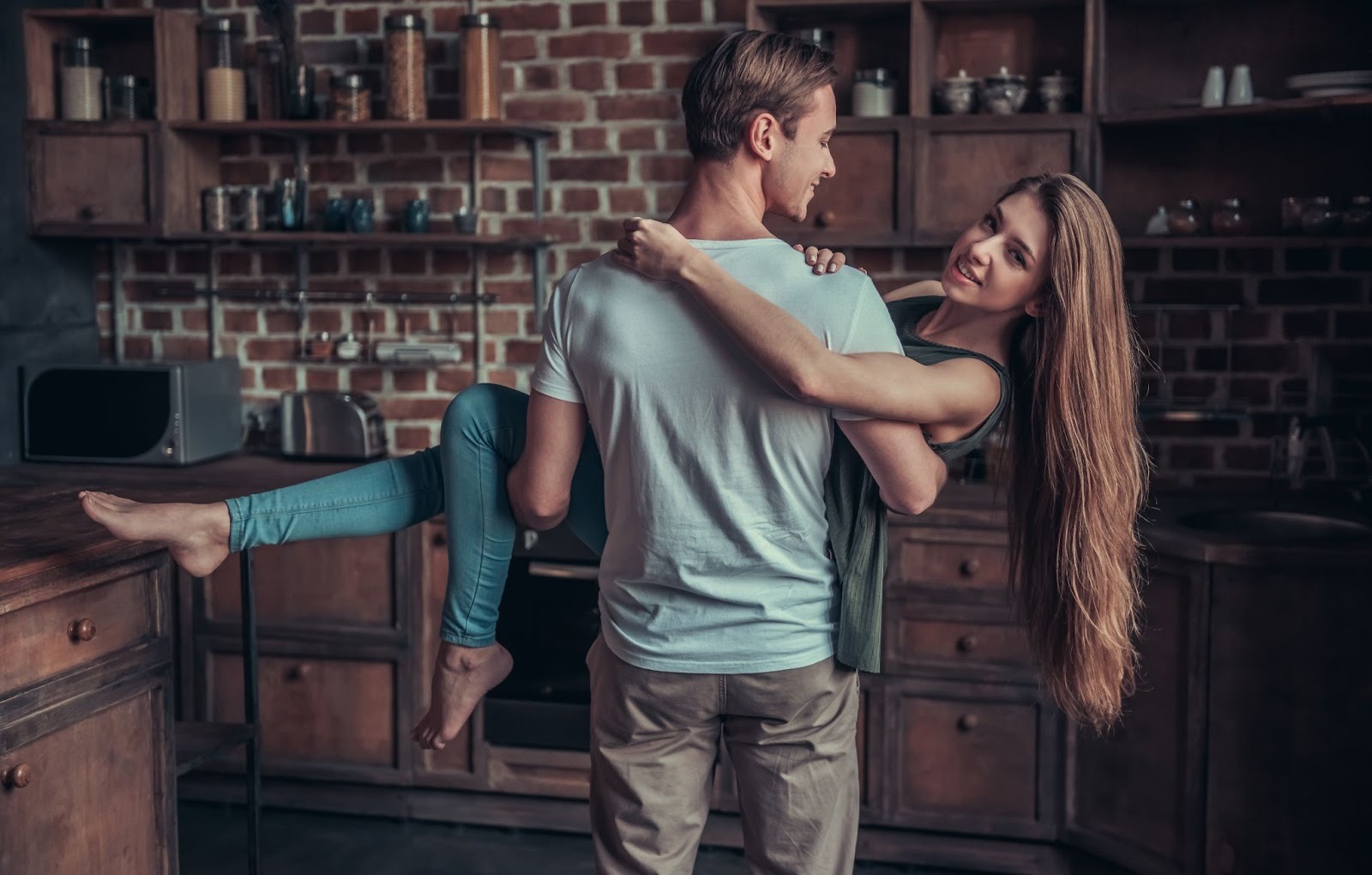 Пара отдыхает вместе, чувствуя близость и комфорт