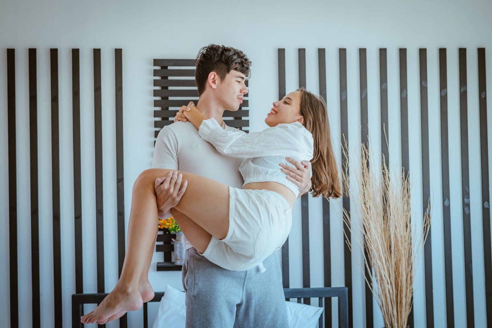 Влюбленные обнимаются у окна в мягком свете