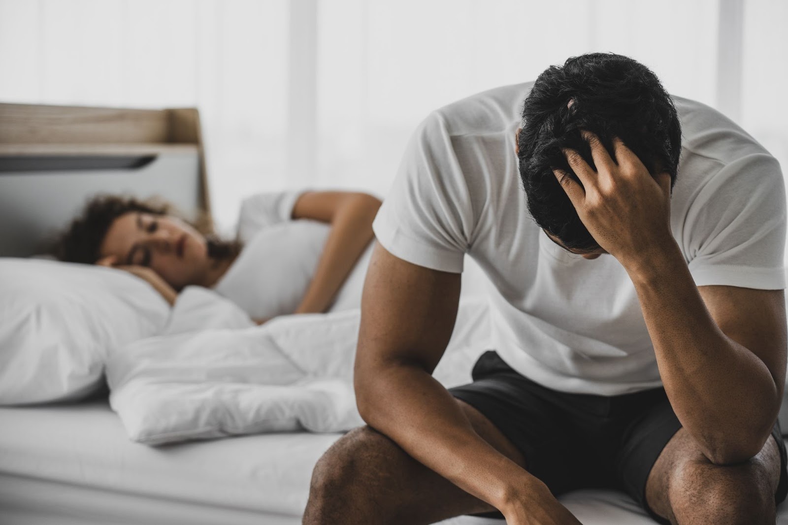 Уставший мужчина держится за голову