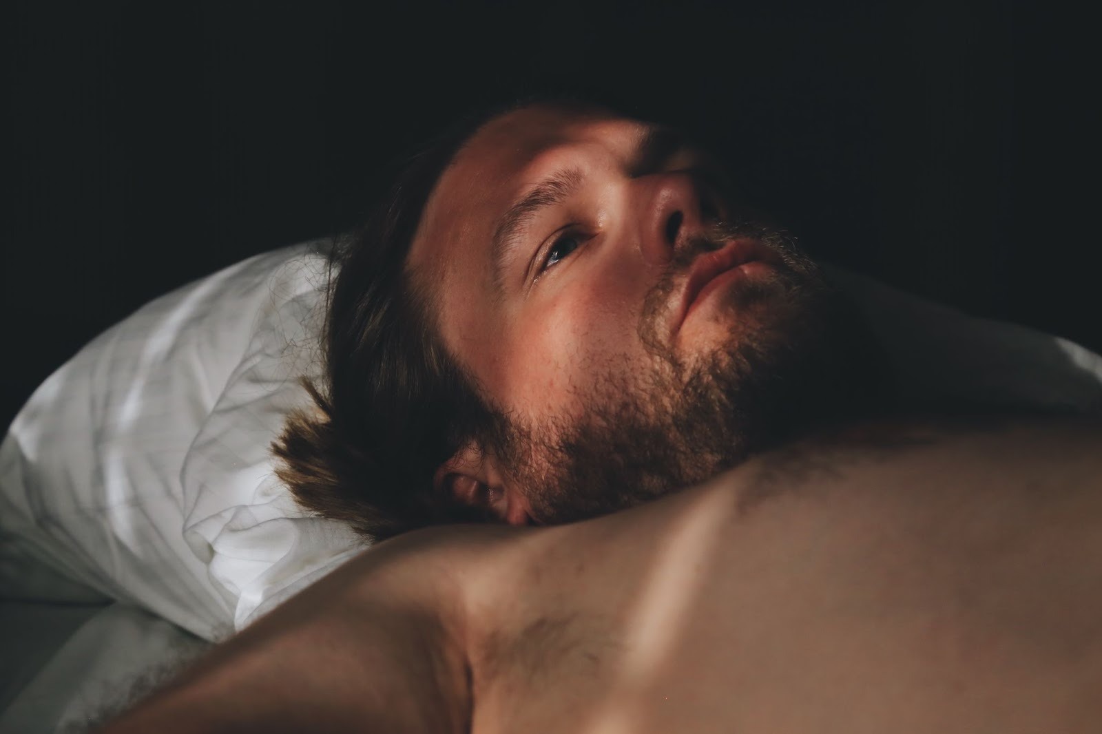 Уставший мужчина держится за голову