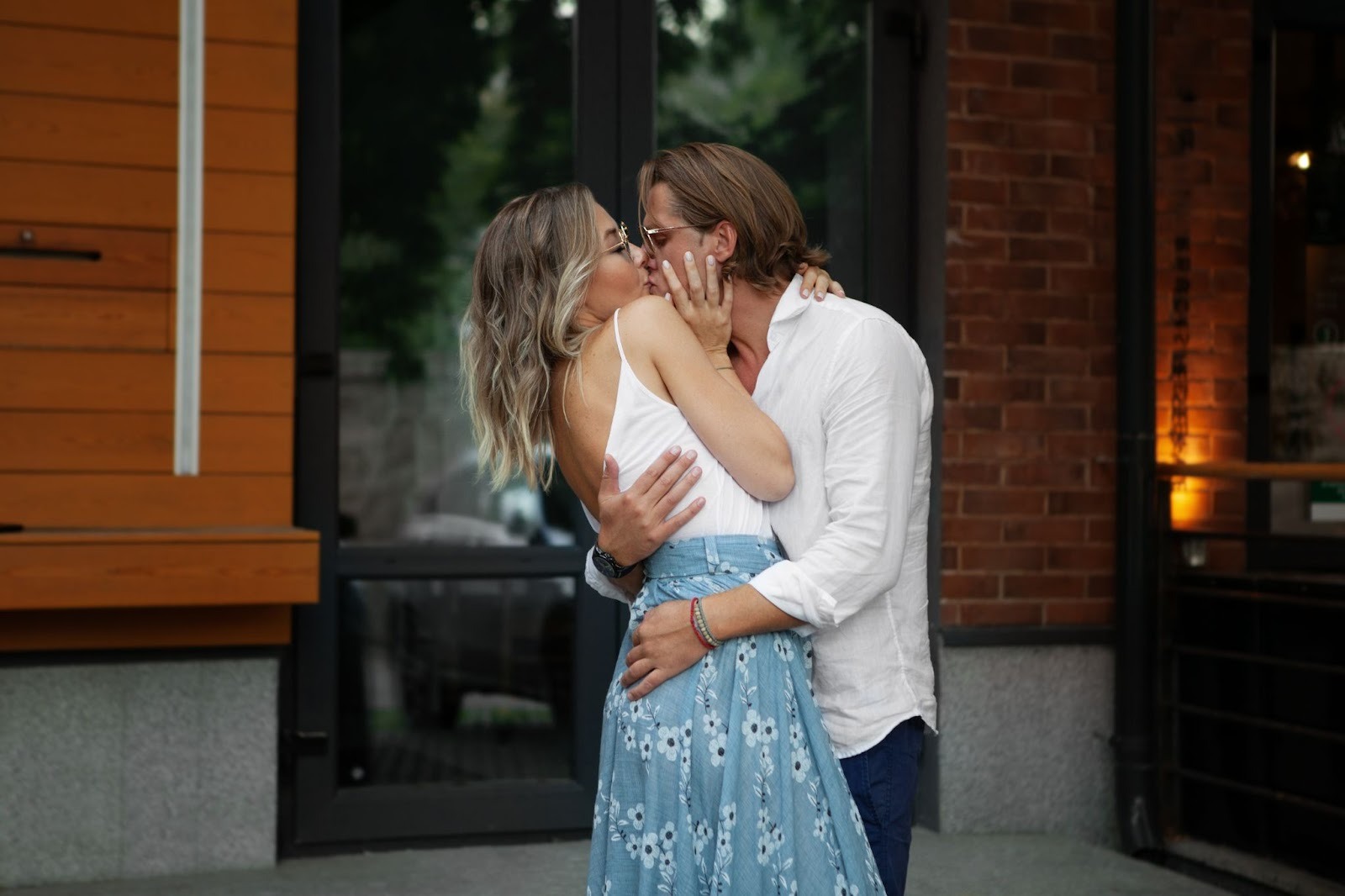 Романтический момент перед первым поцелуем с языком между влюблёнными