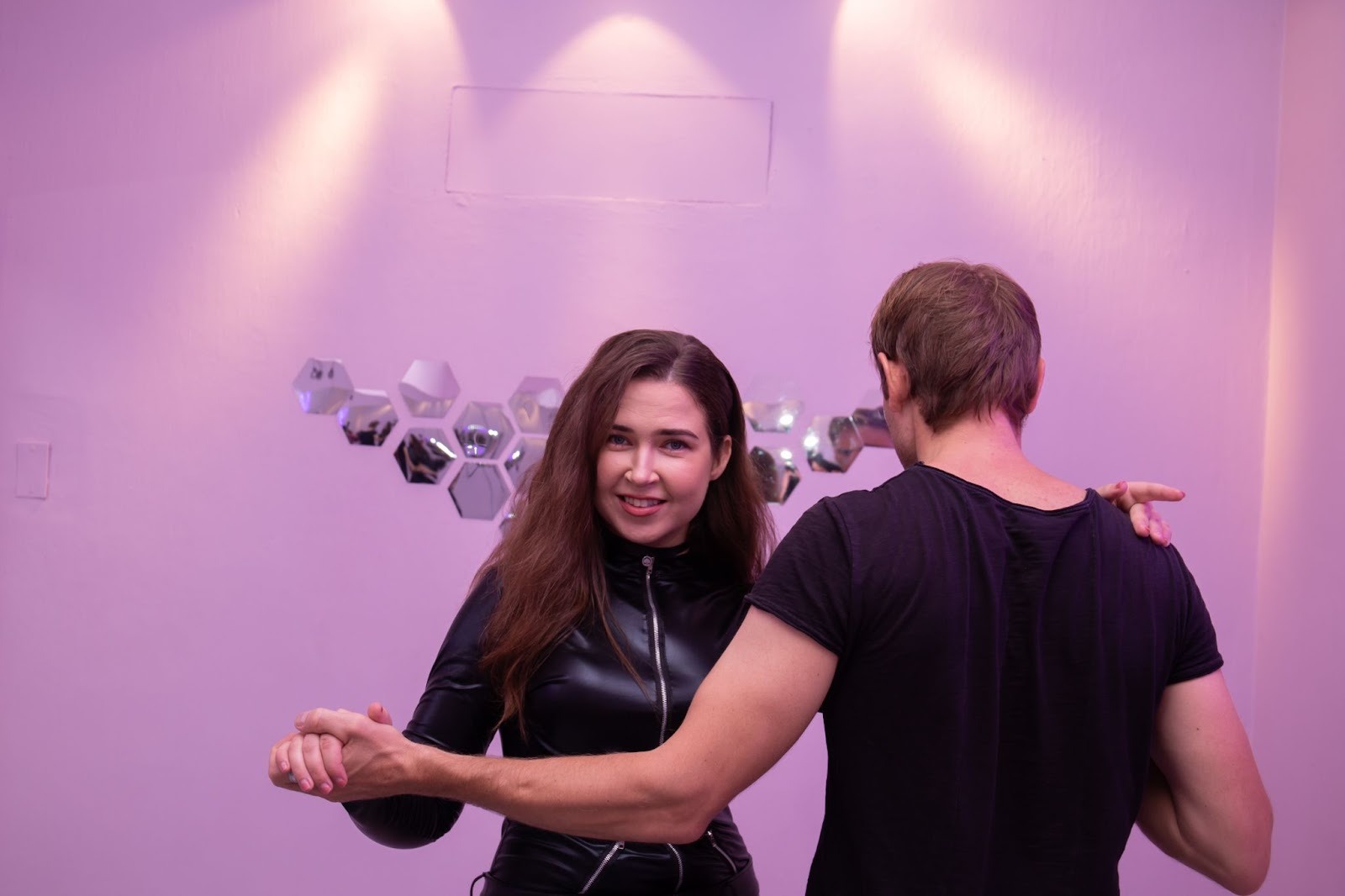 Молодая пара играет в игры на раздевание