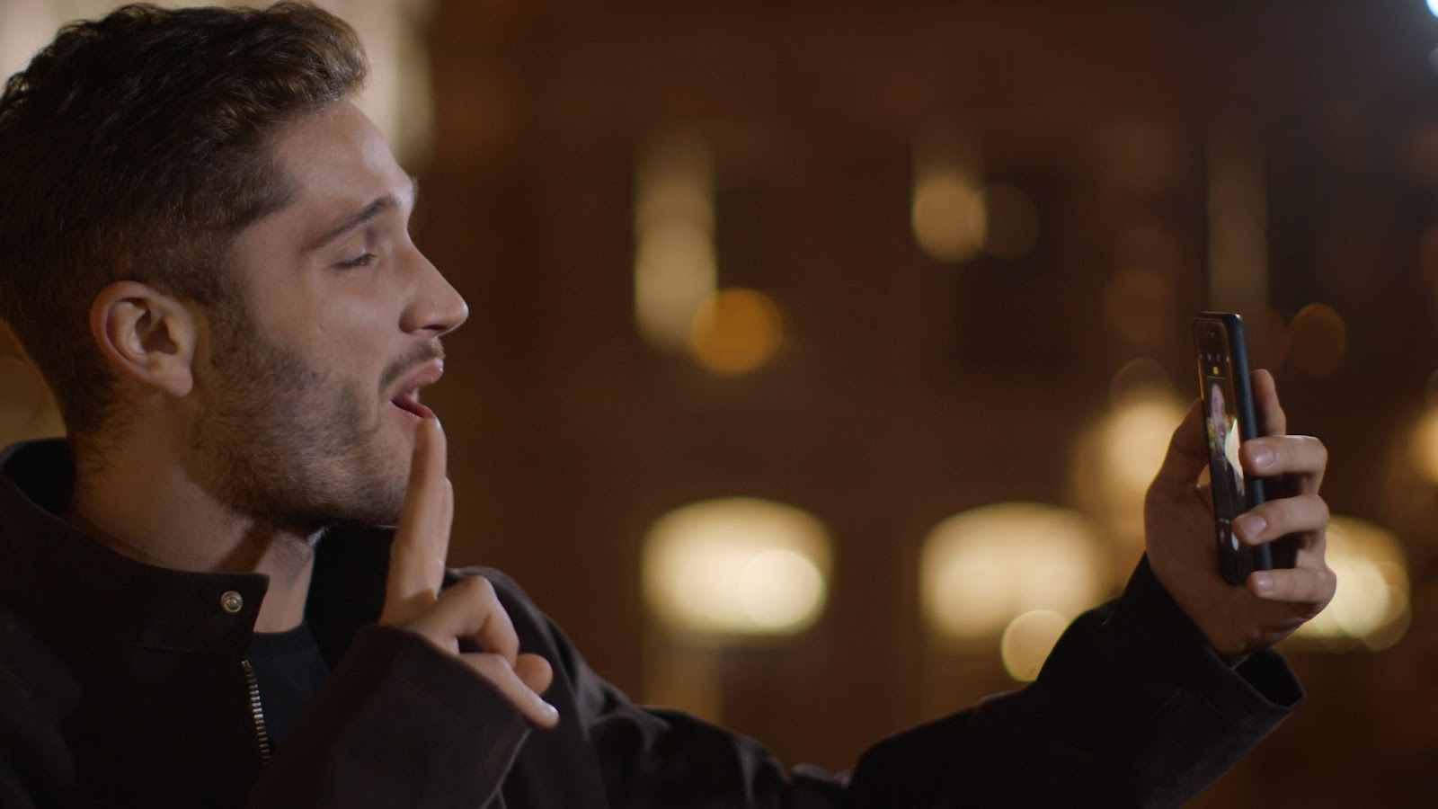 Пара обменивается откровенными сообщениями