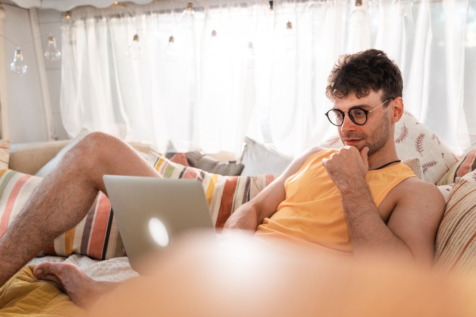 Парень читает сексуальное сообщение от девушки с улыбкой