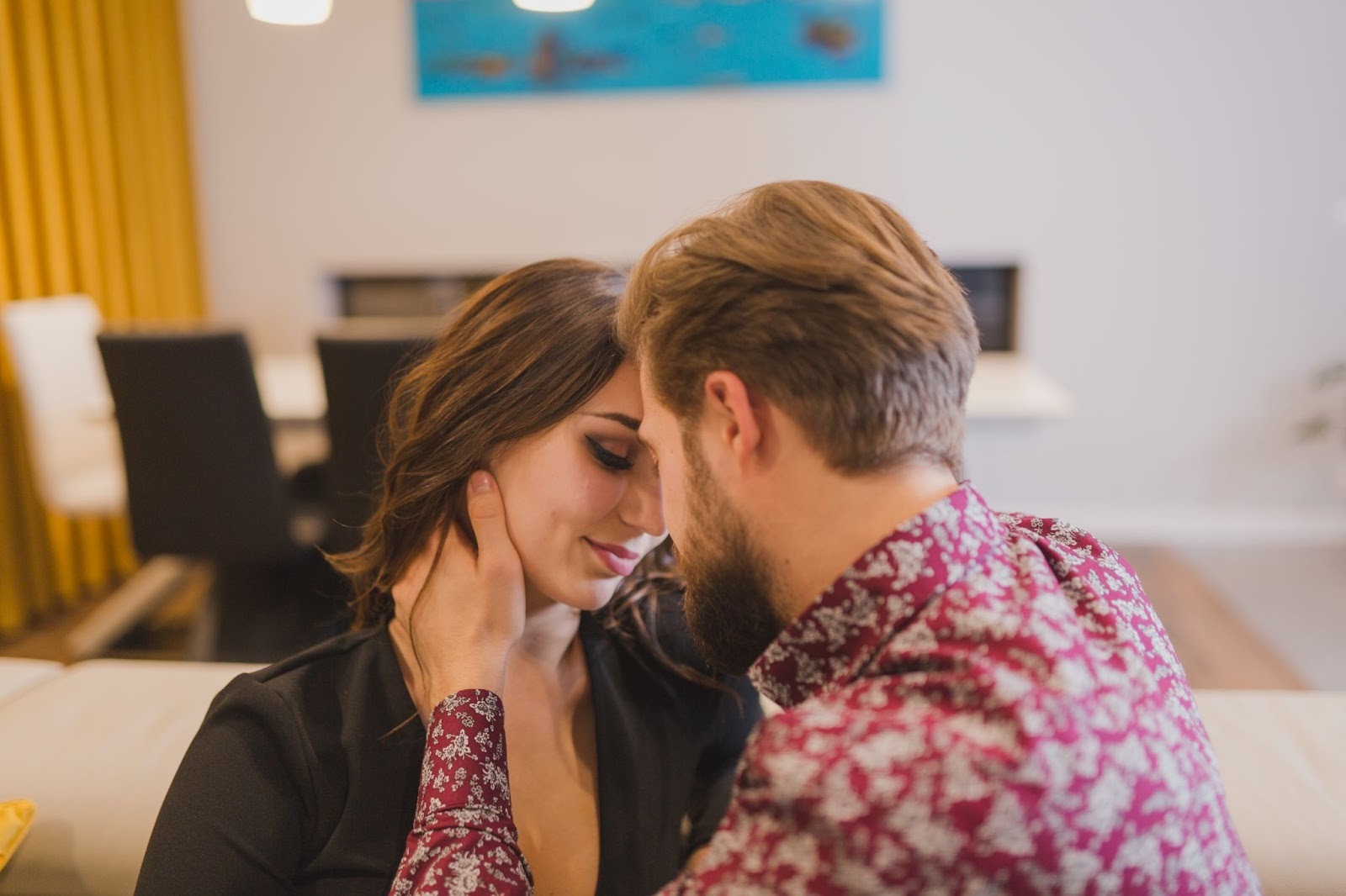 Красивая женщина в вечернем платье в баре