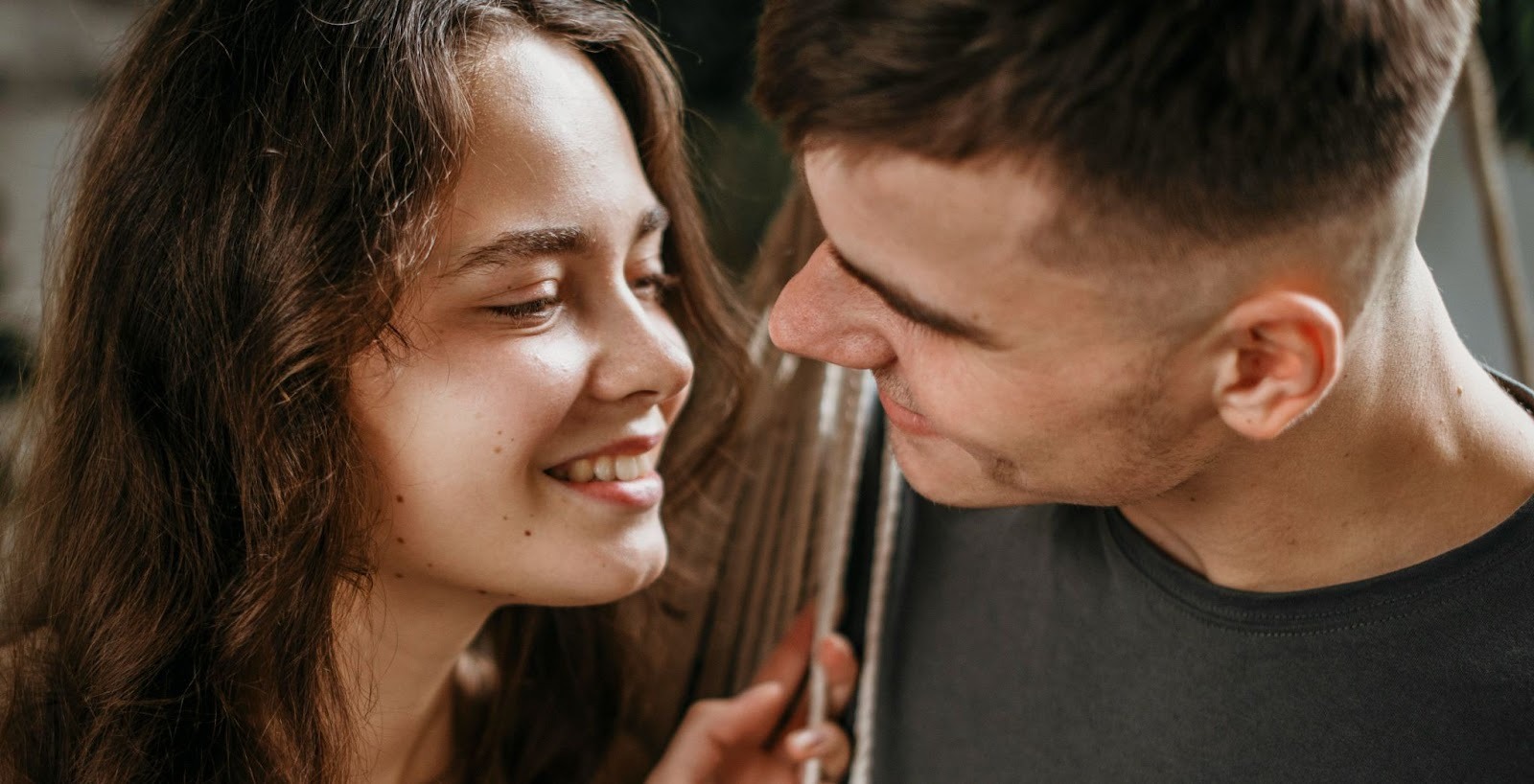 Мужчина и женщина флиртуют в ночном клубе