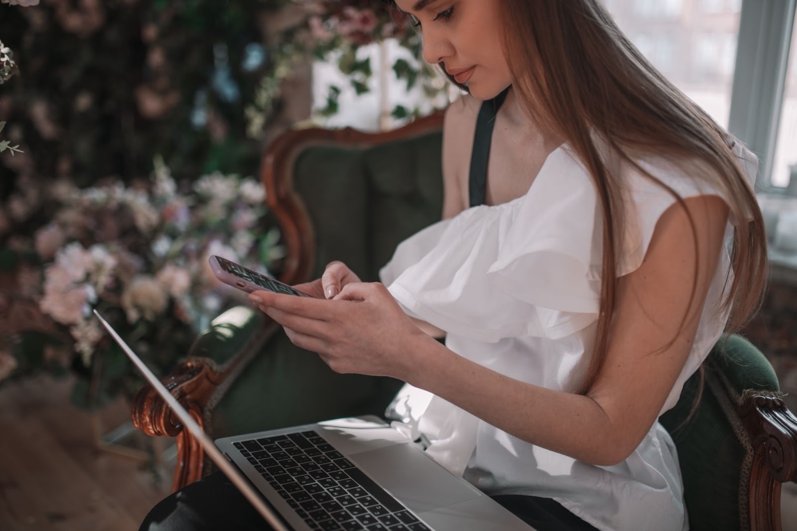 Девушка выбирает безопасный вариант знакомства просматривая профили с аббревиатурами