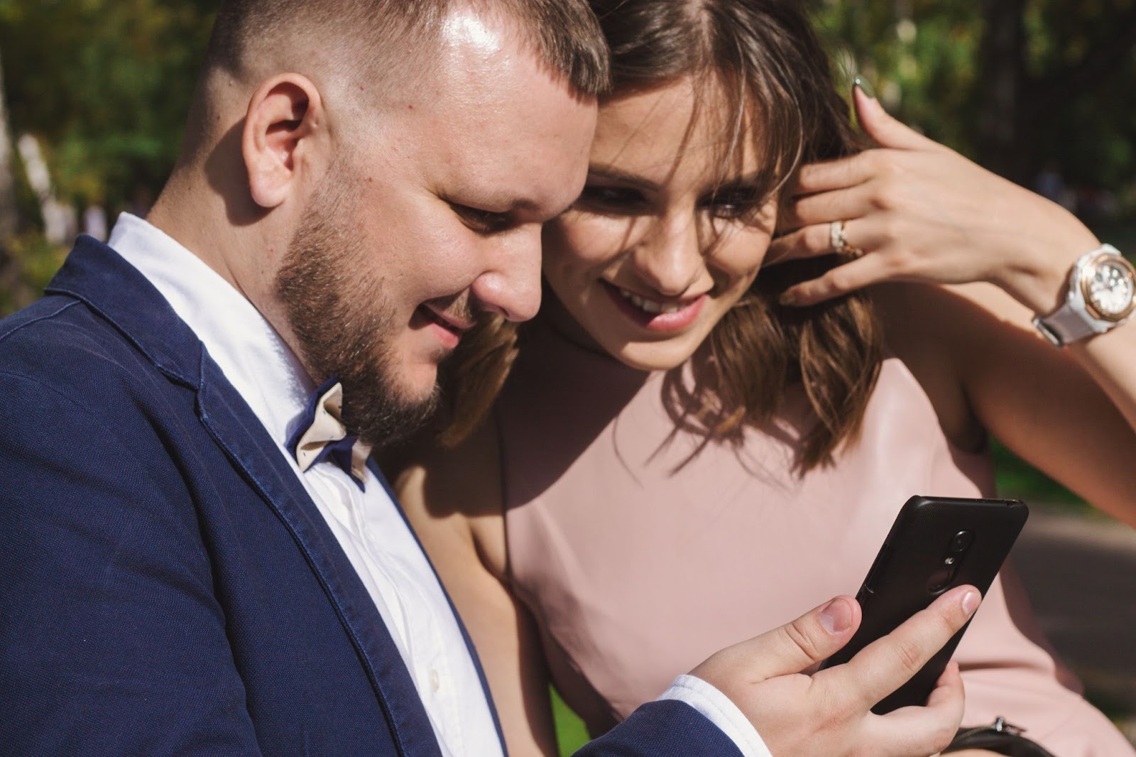 Парень сравнивает разные приложения для знакомств на телефоне с анкетами и аббревиатурами