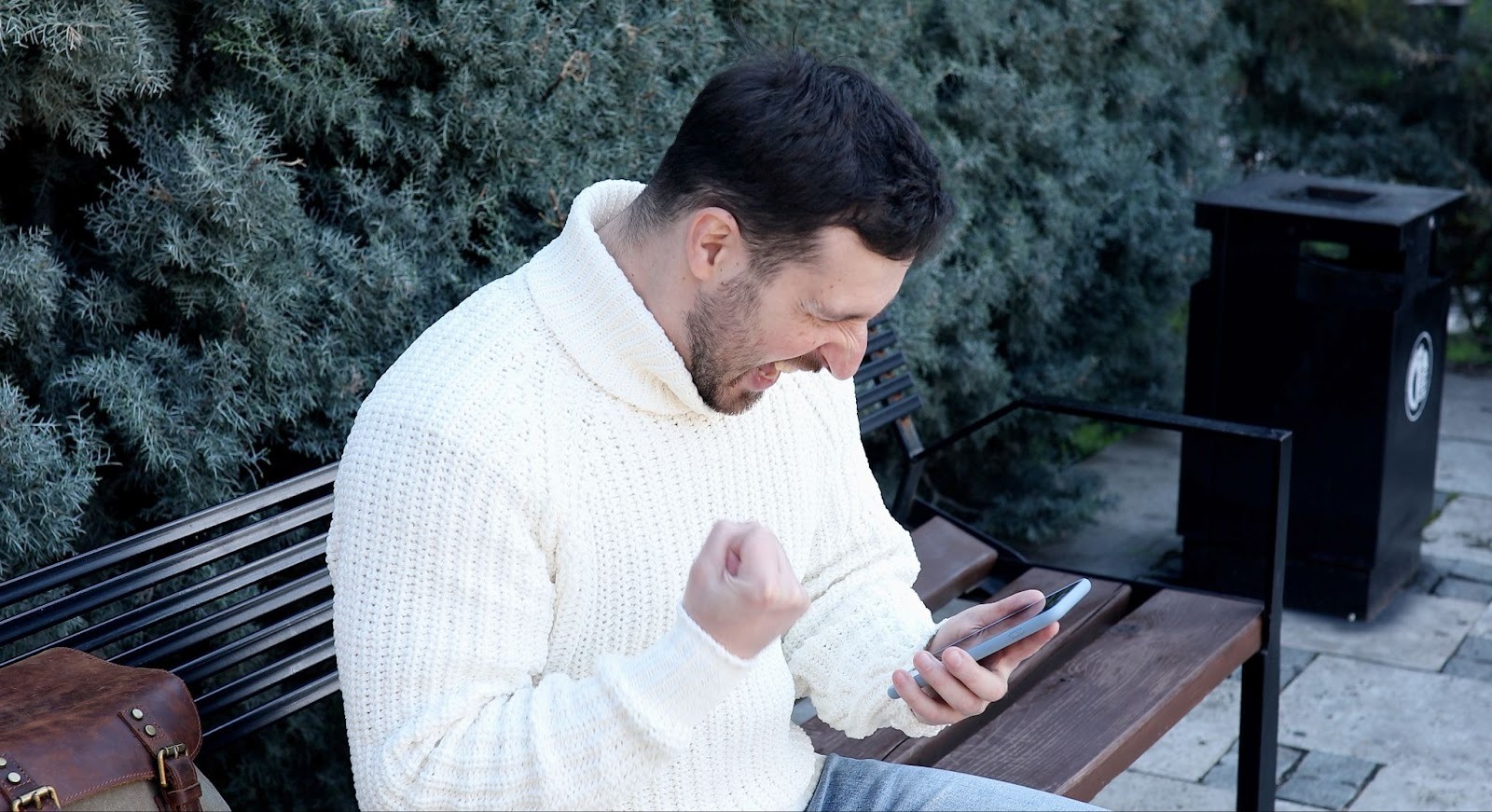 Молодой человек изучает расшифровку аббревиатур FWB ONS DTF в дейтинг-приложении