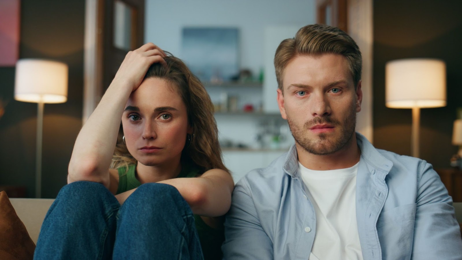 Парень с низкой самооценкой избегает близости и душевных разговоров с девушкой