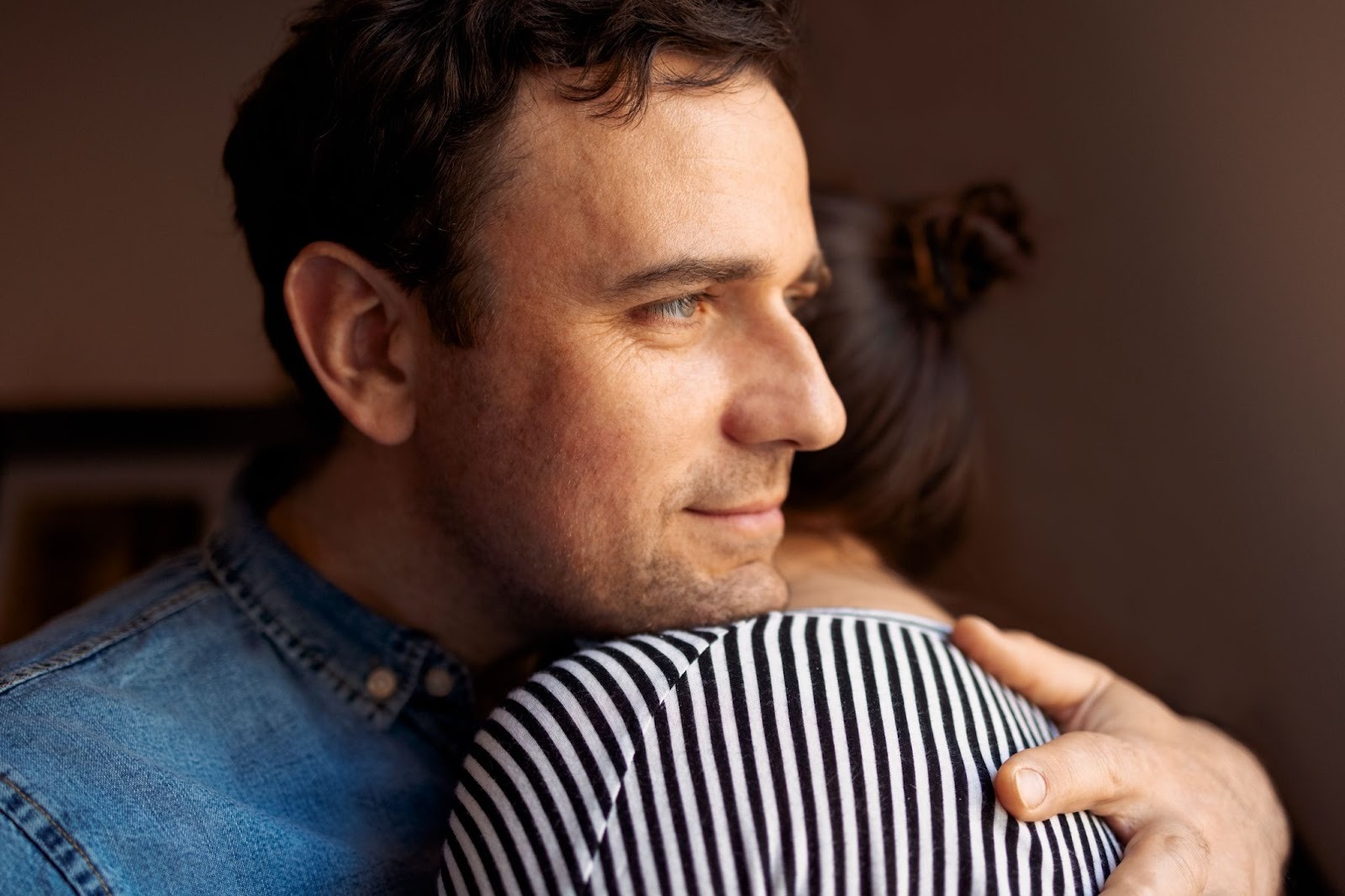 Пара преодолевает синдром самозванца - мужчина учится принимать комплименты от партнерши