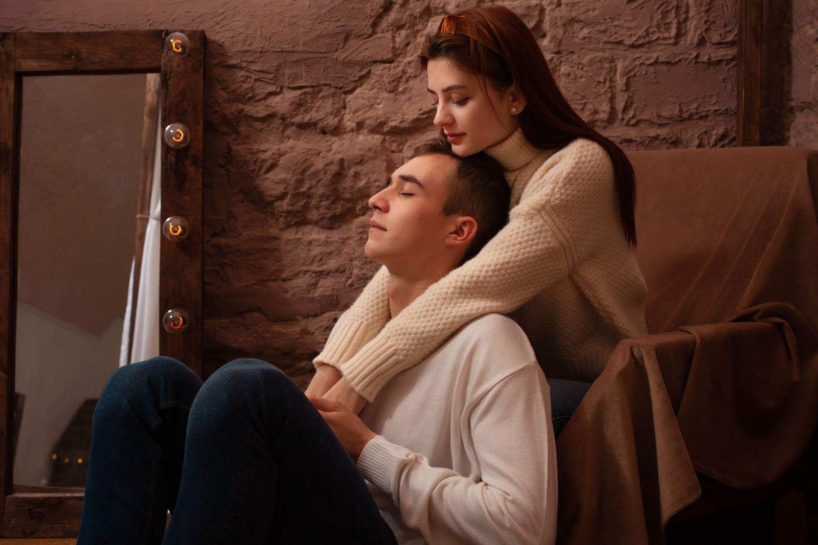 Молодой человек избавляется от синдрома самозванца и становится уверенным в любви партнерши