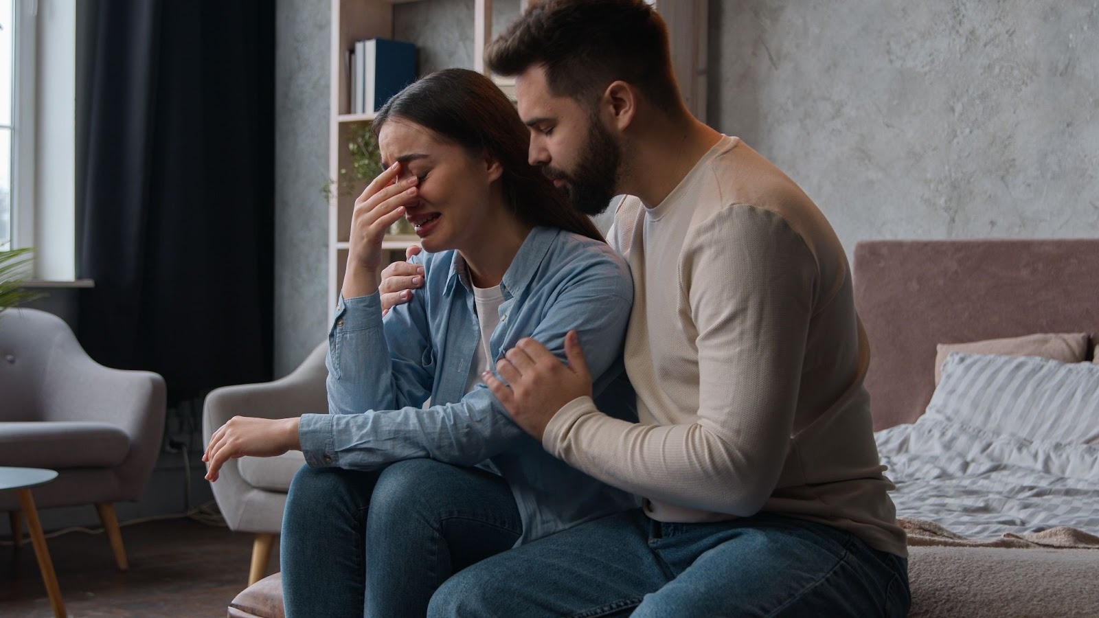 Мужчина признаётся в измене партнёрше держа её за руки