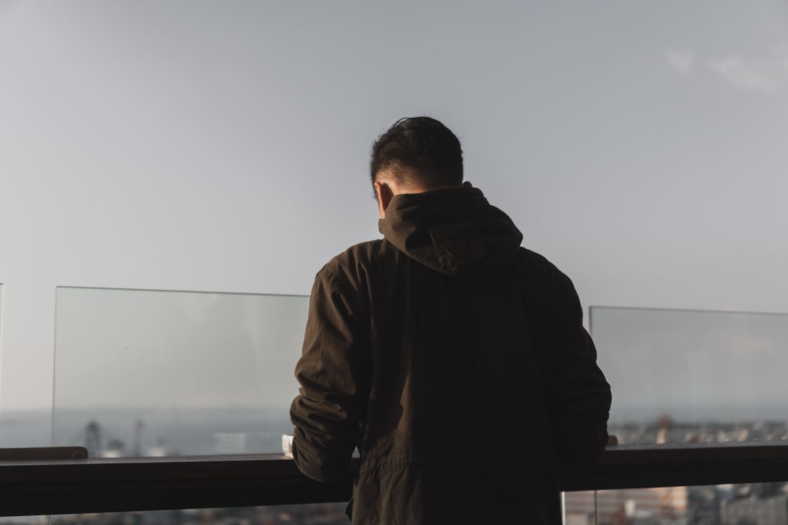 Мужчина держится за голову в отчаянии после признания в измене партнёрше