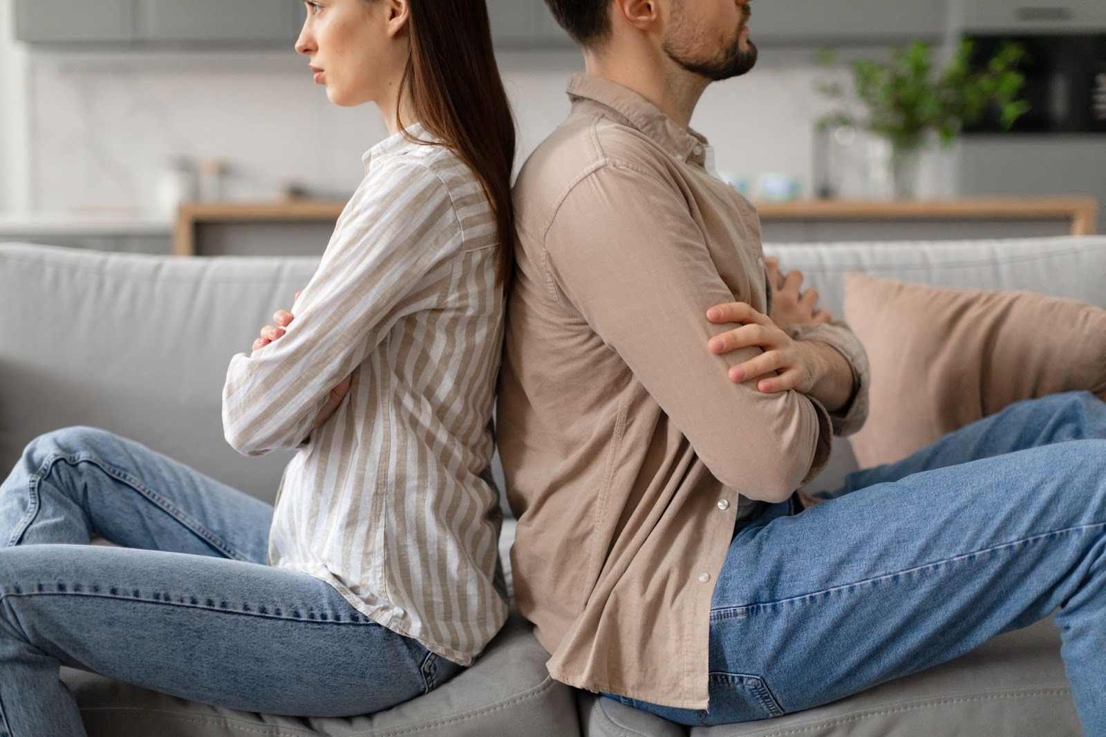 Пара на сеансе психотерапии работает над восстановлением отношений