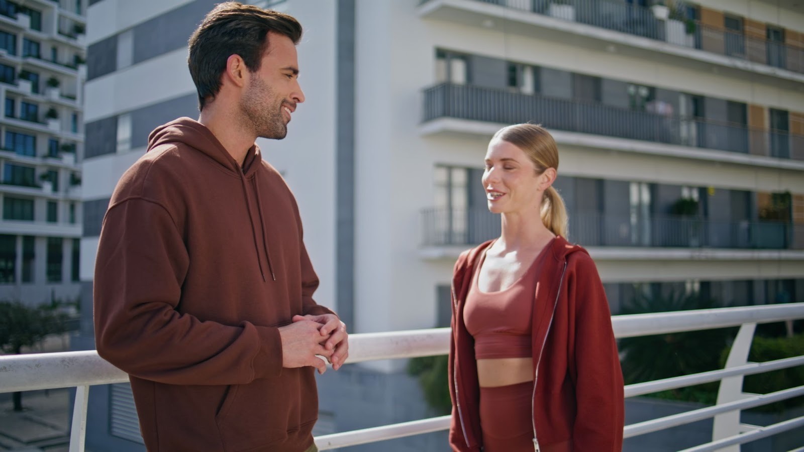 Женщина знакомится с мужчиной в спортзале на тренировке
