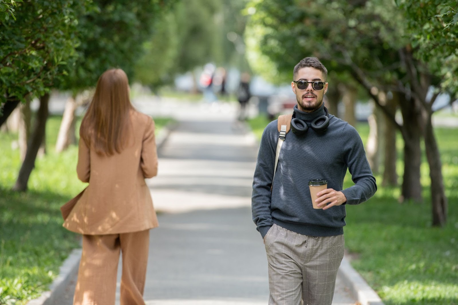 Естественное знакомство молодых людей