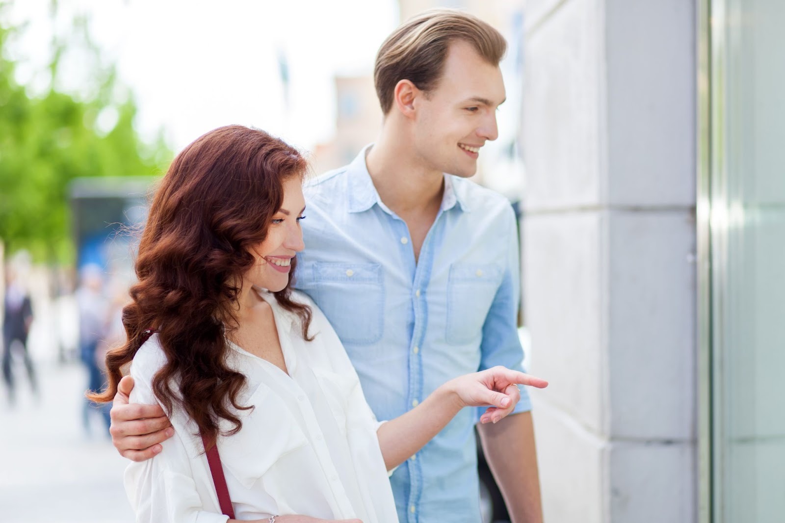 Молодой человек знакомится с девушкой