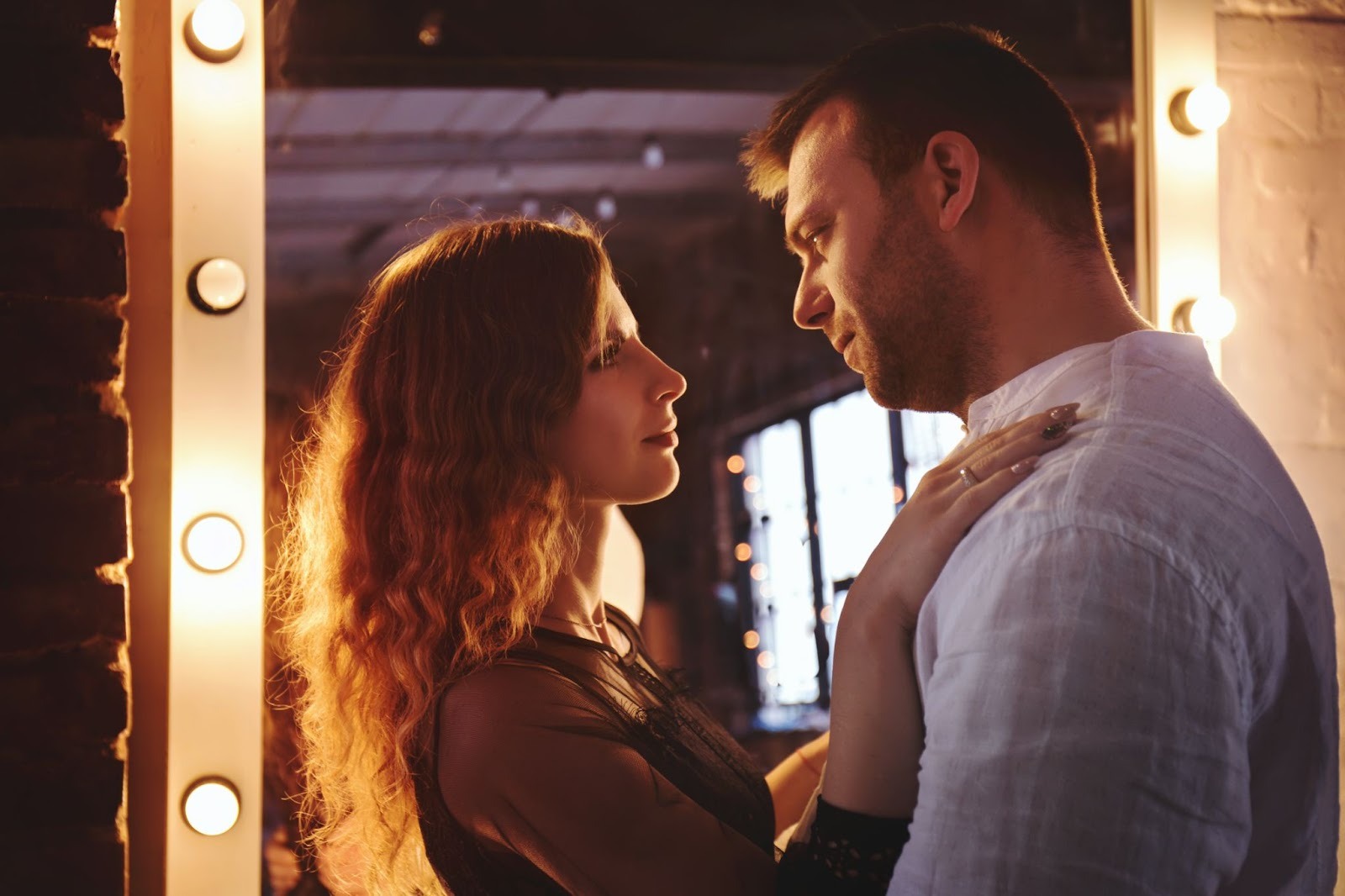 мужчина делает комплимент женщине во время разговора