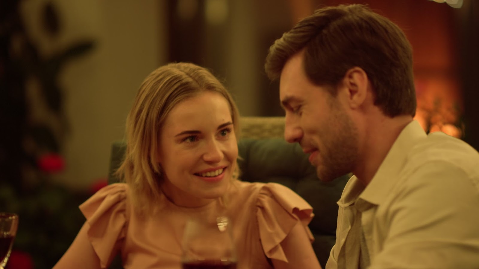 пара говорит в кафе на фоне смартфона