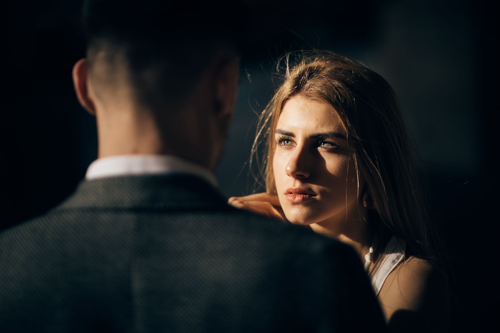 Пара выясняет отношения на кухне между ними холод