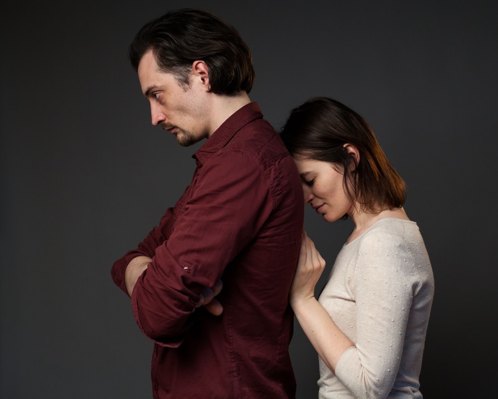 Пара ссорится в комнате мужчина отводит взгляд