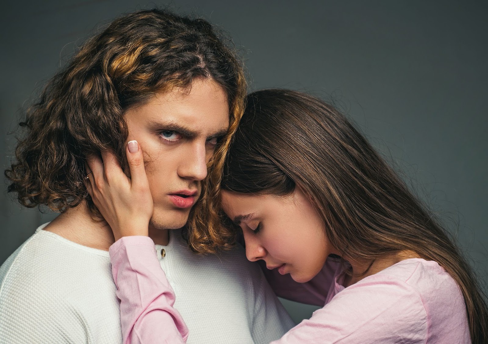 Мужчина раздражённо жестикулирует во время спора