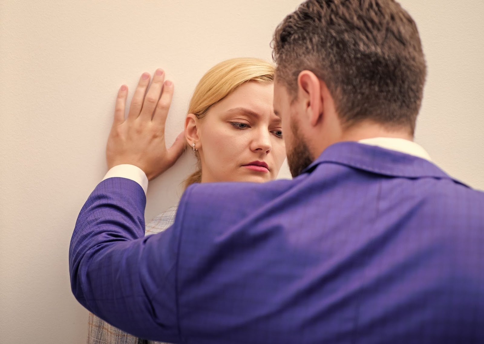 Эмоциональные качели: как остановить манипуляции и выбраться из токсичных отношений